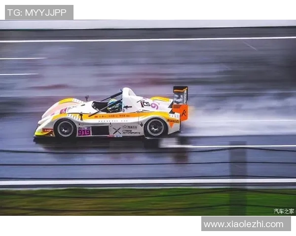 足球明星卡卡汽车摆件完美融合运动激情与时尚风格的独特装饰品